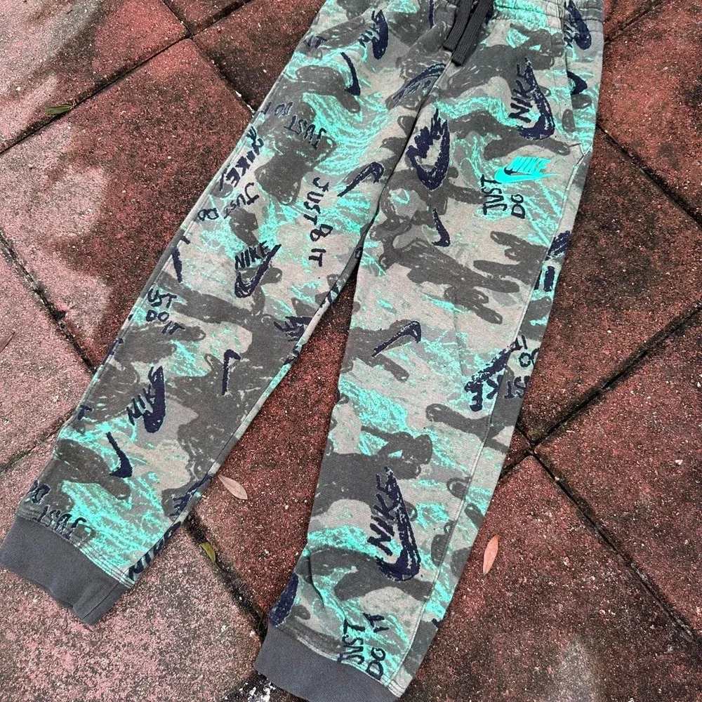 Nike Youth camo sweatpants Fleece Sweatpants Size Med
